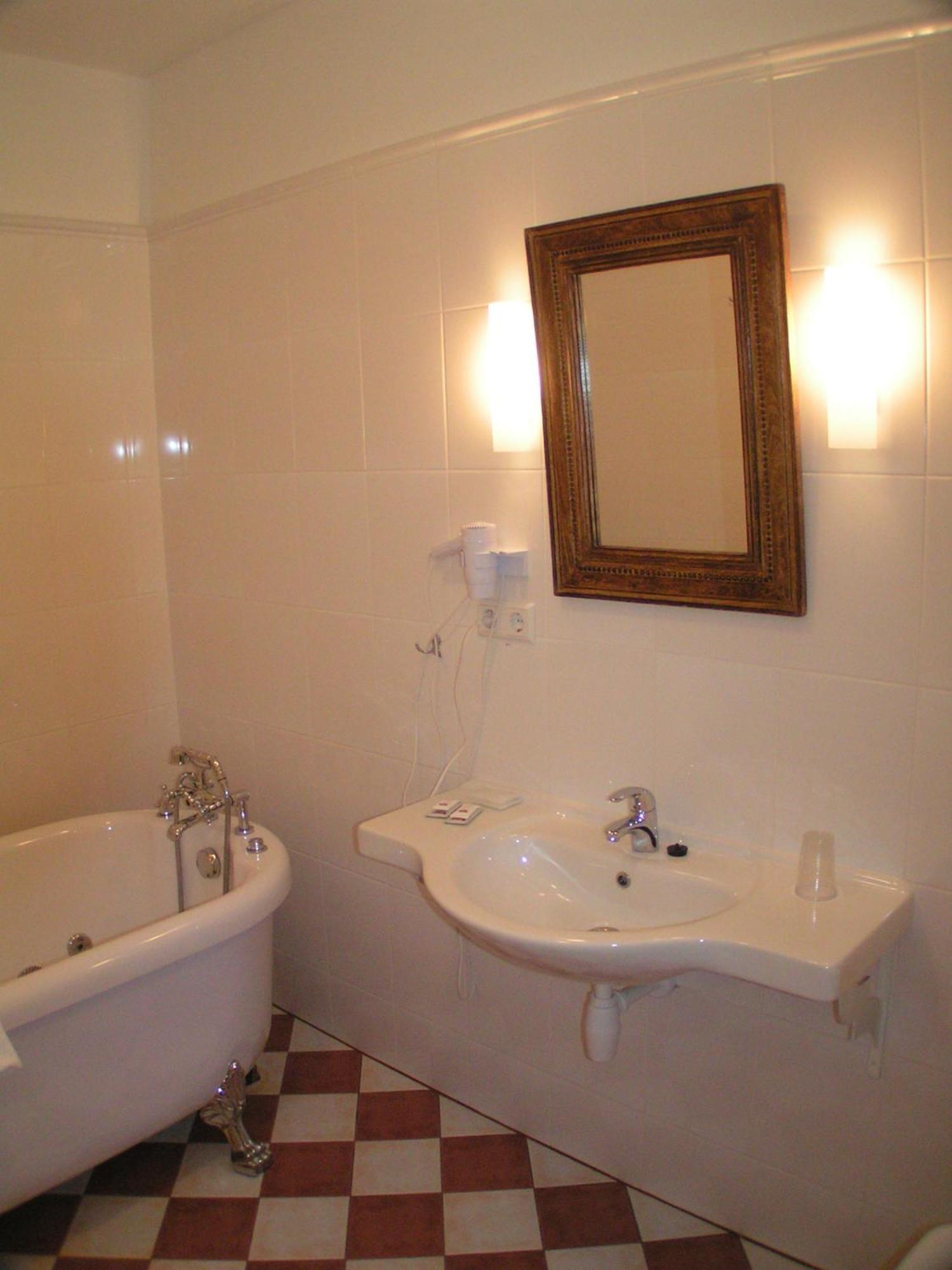 Birinu Pils Hotel Birini Ngoại thất bức ảnh
